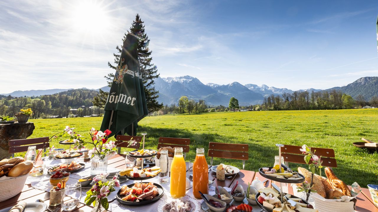 Frühstückstafel auf der Panoramaterrasse mit Morgensonne Frühstückstafel auf der Panoramaterrasse mit Morgensonne